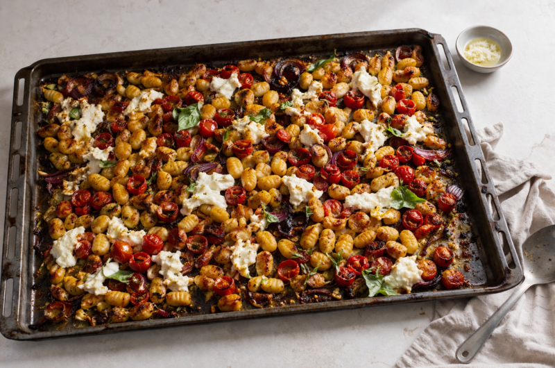 traybake-met-krokante-gnocchi-en-romige-burrata