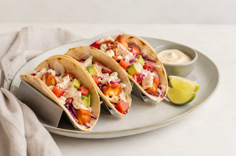 Vis-taco-met-krokante-vissticks-en-romige-limoensaus